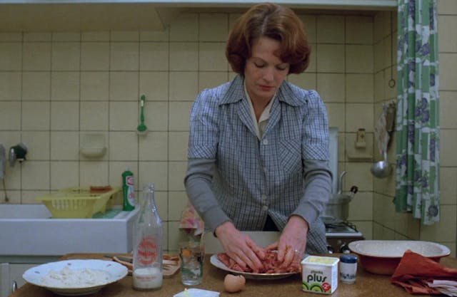 jeanne-dielman-23-commerce-quay-1080-brussels-1975-delphine-seyrig-preparing-meat